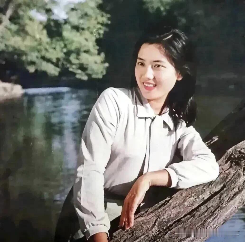 什么是真正的盛世美颜，这就是吧。无美颜、无滤镜，却美的那么高级，皮肤颜值身材都没