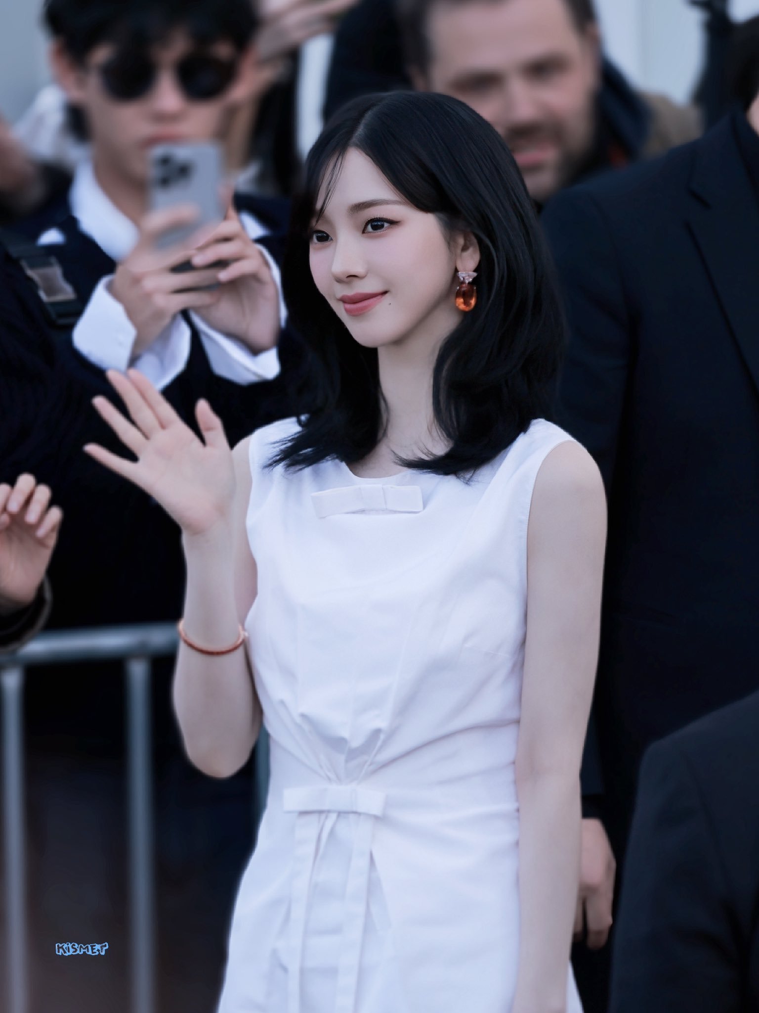 柳智敏Prada待遇柳智敏米兰时装周饭拍白裙看秀造型好美