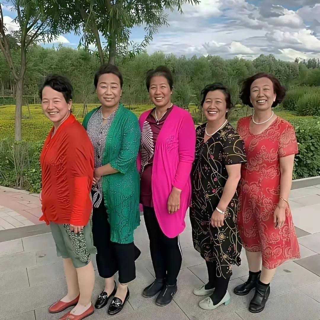 考考大伙！你能分辨出来吗？眼前这五位笑容灿烂的阿姨。其中四位来自农村，一