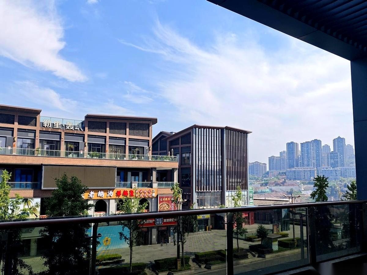 重庆财信集团，这块曾经压过龙湖一头的“五虎”招牌，倒了。消息传来得猝不及防，就