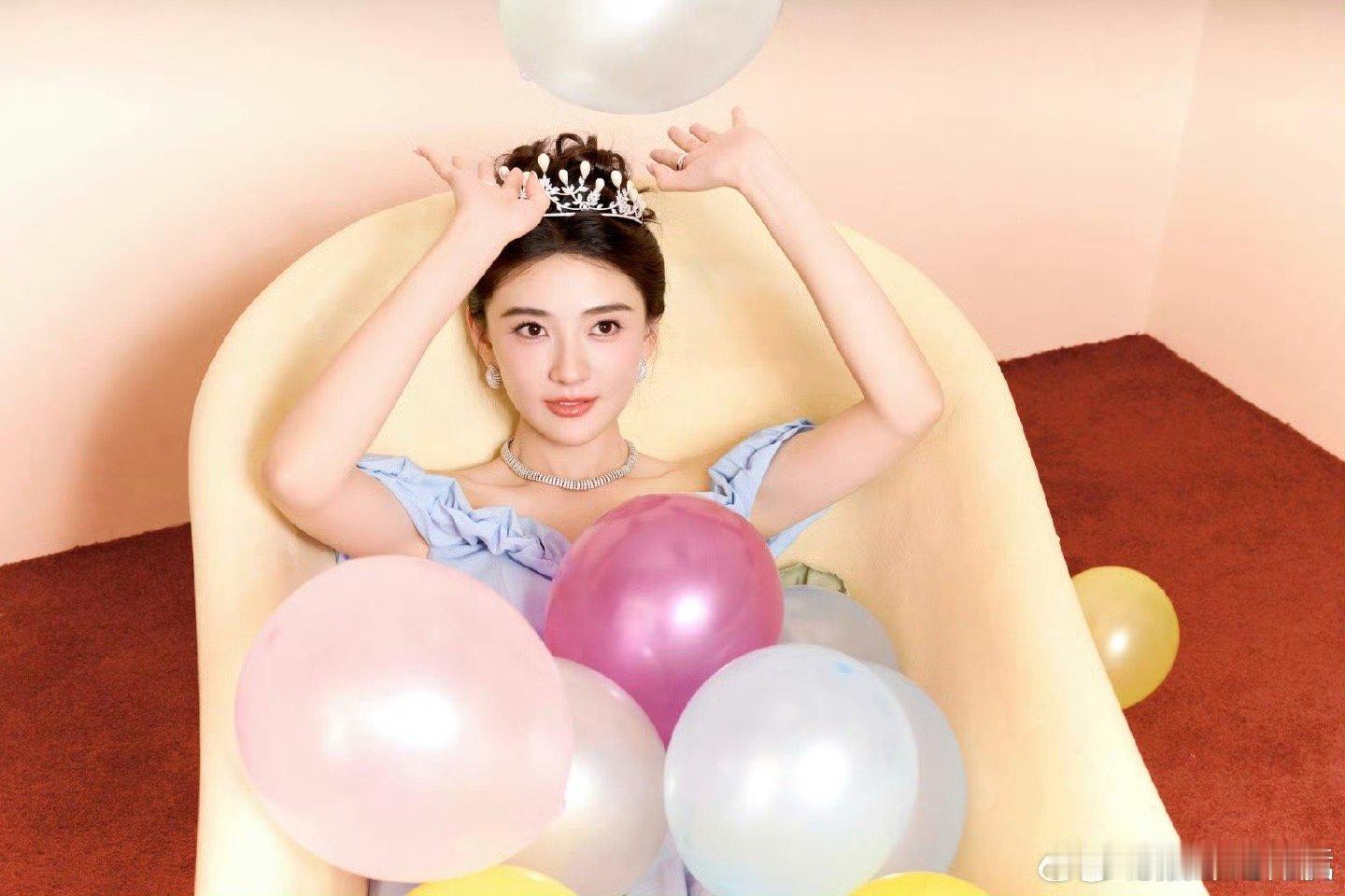 梁洁今天完全是甜心公主梁洁的颜值太能打！露额发型完美展现精致五官，浅蓝色裙子衬