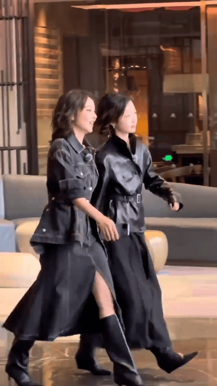 看到周冬雨和高叶在综艺里的互动，真的被她们的友情暖到了！相识十六年，默契十足。高