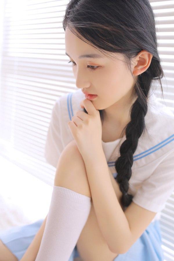 阳光洒进教室，少女沉思的瞬间。教室美少女沉思静谧氛围少女背影感