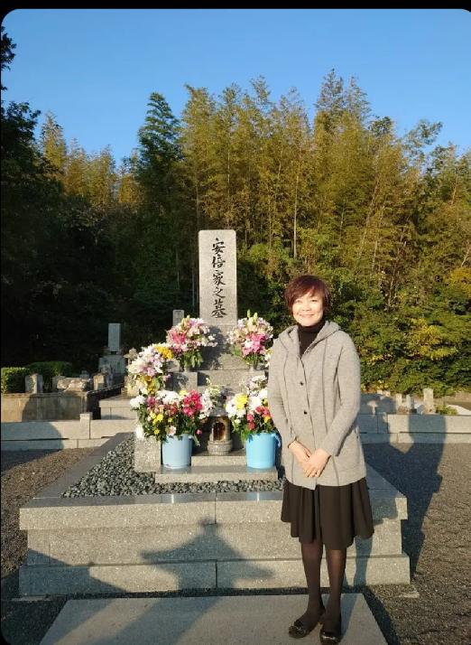 安倍晋三离世后，他老婆安倍昭惠拿着抚恤金开启“环球旅行模式”。嘴上喊着“公