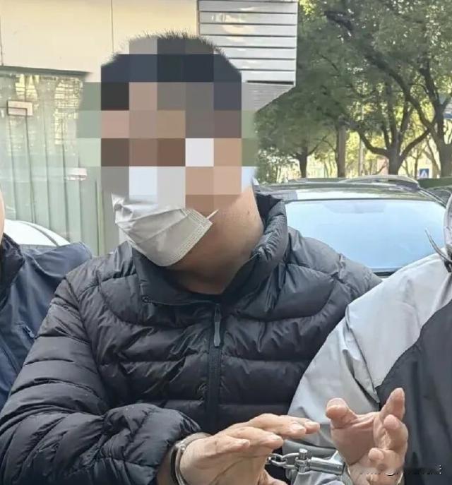 台州，一女子取出240万现金，说要给外甥当彩礼，然后这笔巨款还要到天台上去交付。