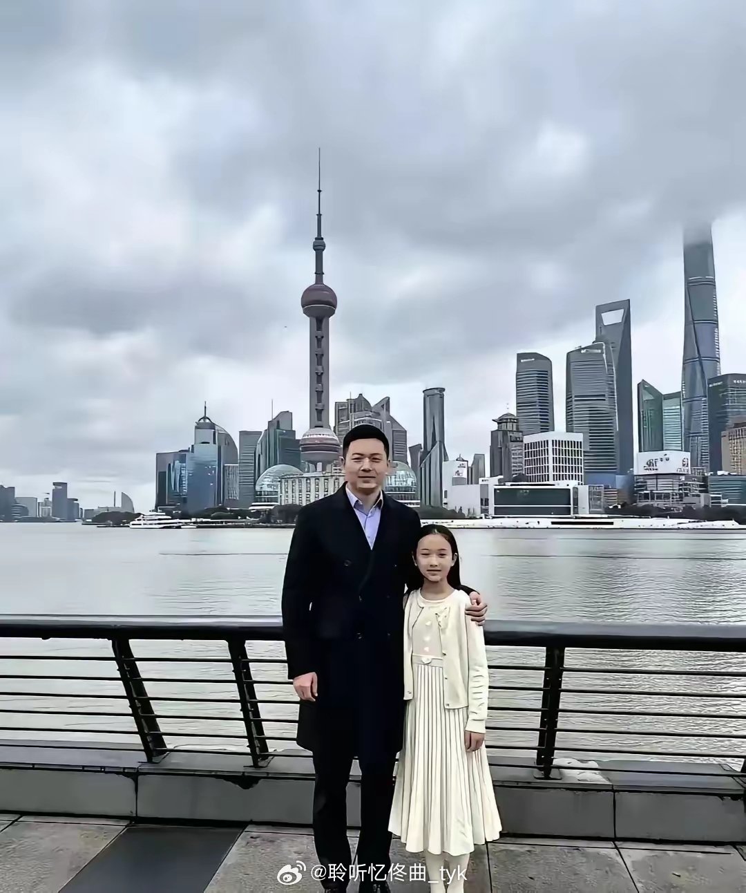 人的气质是装不出来的，这对父女，一看就是富贵人家