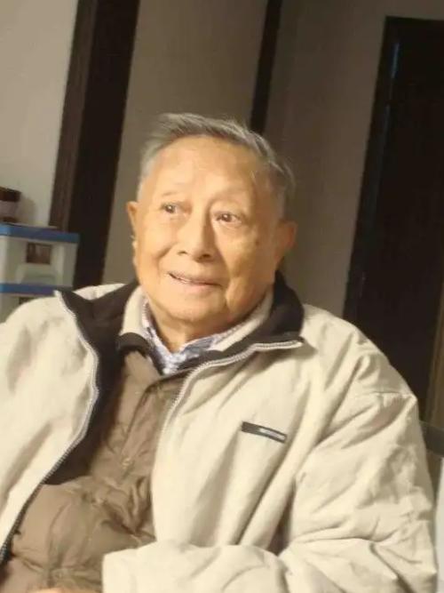 1944年深夜，一位潜伏在敌人内部的地下党员刚查完哨回到家中，就被伪副师长的妻子