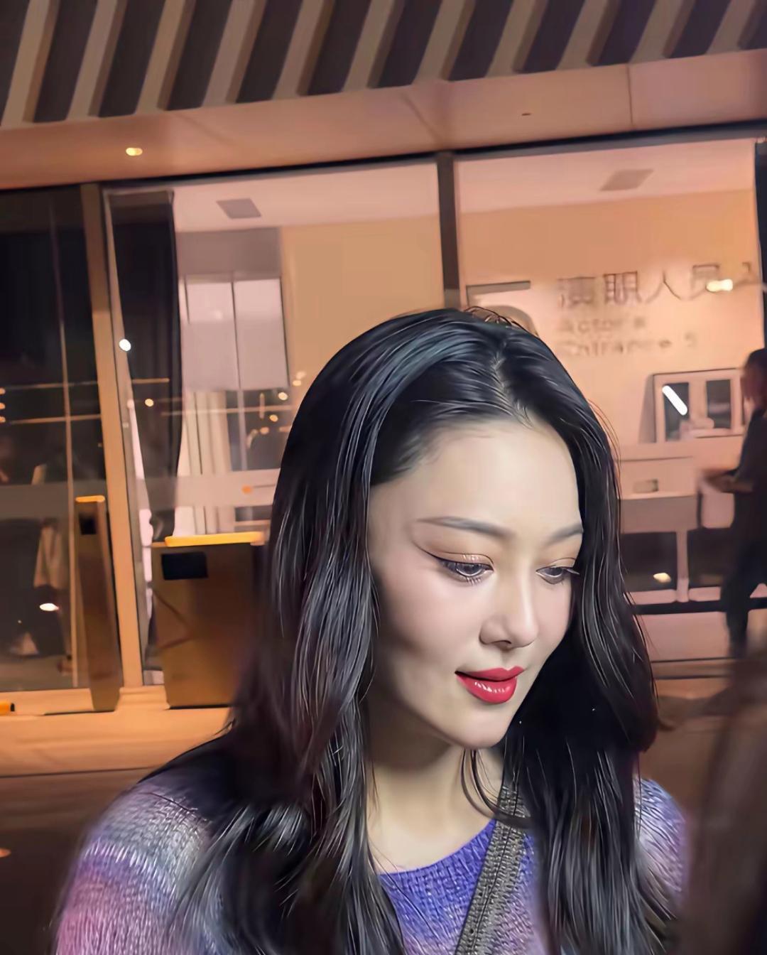 张馨予本人了，近距离观察，怎么说呢，很高很瘦很美