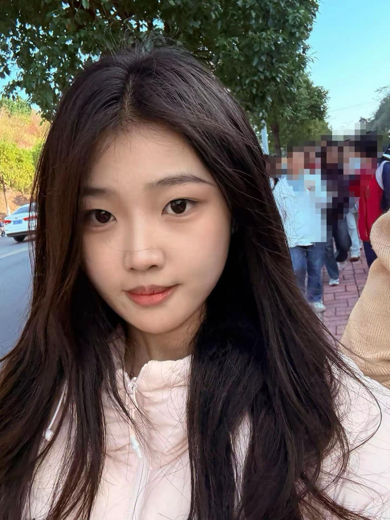 这姑娘的头发真长啊！黑亮秀发少女