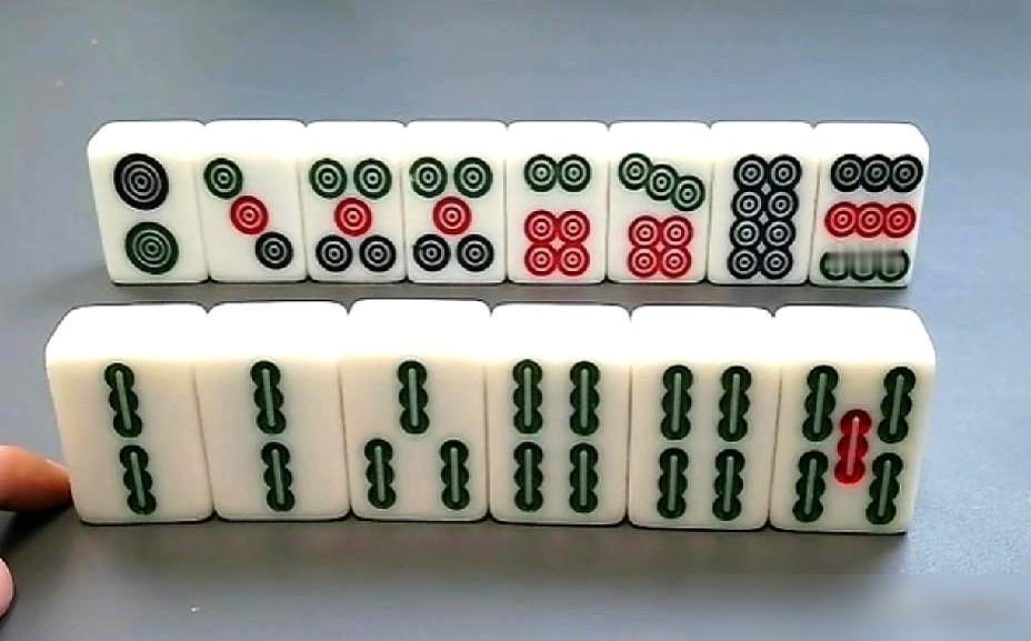 老婆因为一张九饼，跟我冷战三天，说我不配赢。牌是条子223445，手里一张孤