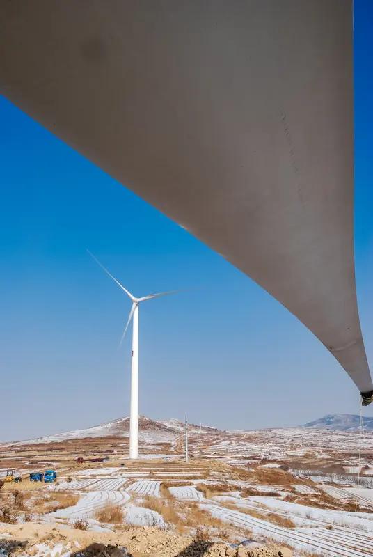 我国可再生能源的发展速度简直惊艳！就拿风电和光伏来说，过去十年，我国风电装机容量