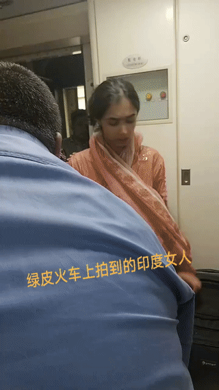 这是网友在一列火车上拍到的两名印度女子？也不知道她们都是从哪里来的？来中国干