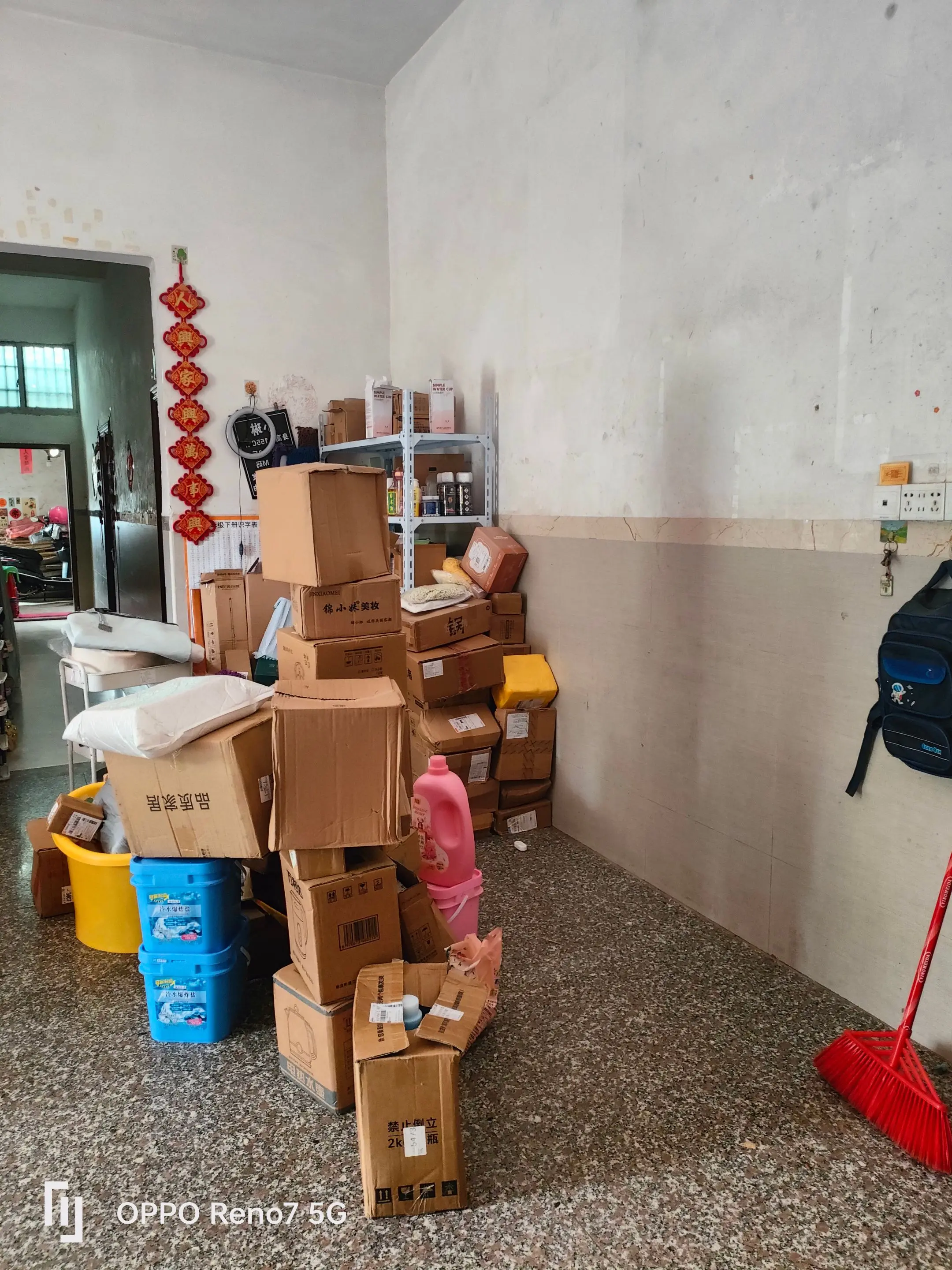 都说我家大厅太乱了，到处都是快递。想了想于是我就又买了两个货架来摆放样...