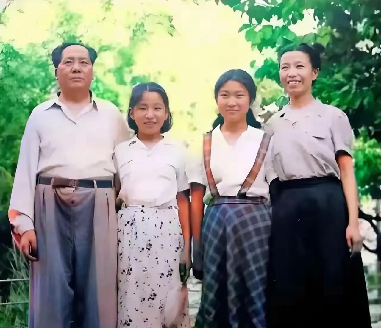 这是毛主席和妻女的真实合影，都看看吧，一家人的脸上洋溢着幸福的笑容，温馨感十足。