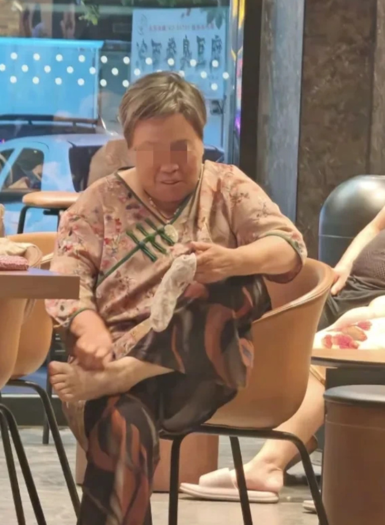 大妈把瑞幸咖啡当成自己家了！青岛一家瑞幸咖啡，一位大妈不点餐，自带吃喝，热了脱了