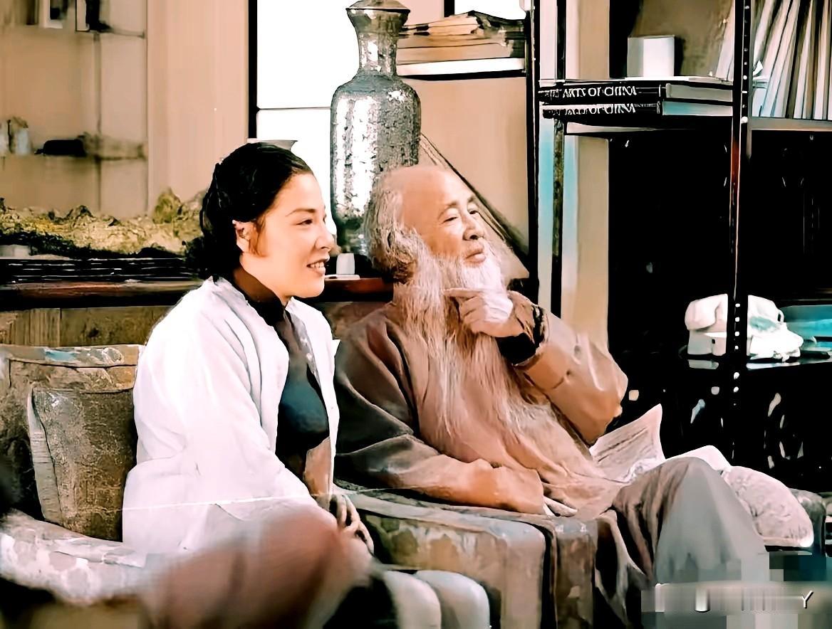 这是张大千与他的第四任妻子徐雯波坐在别墅内享受美好时光的一张老照片，拍摄于197