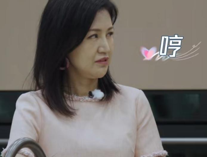 鲍蕾撅着嘴对陈乔恩说：“我之前和你睡，睡得可好了，陆毅每天空调都要开很冷。”陈乔