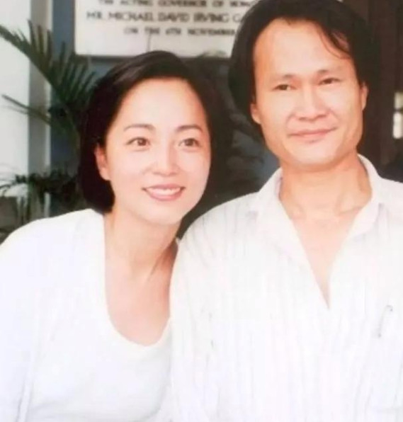 1996年，苑琼丹向林正英求婚，然而林正英却拒绝了，并且表示这辈子都不会娶她，当