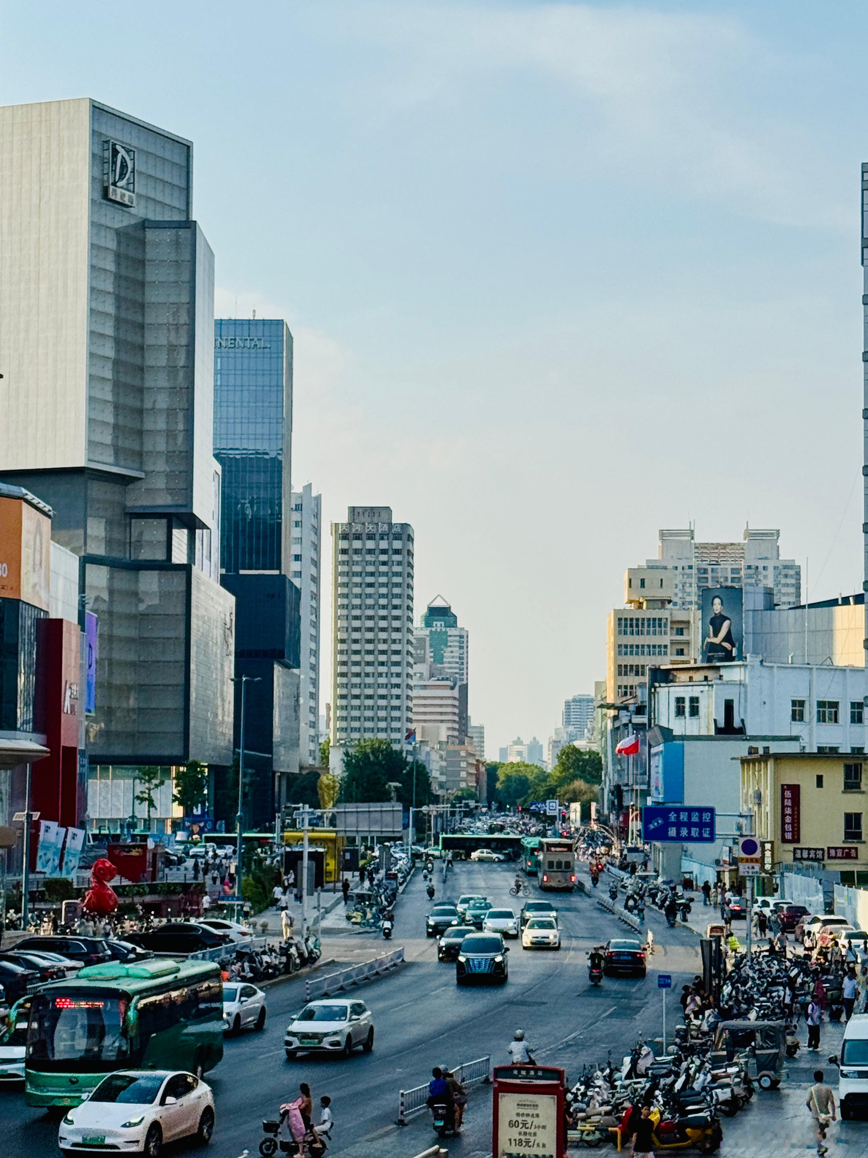 郑州市中心，特别是二七商圈其实变化还是挺大的，高楼大厦多了很多，也有了不少繁华大