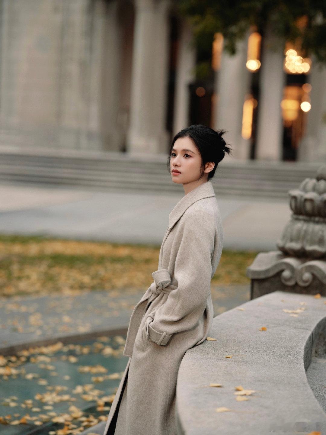 张婧仪「婧仪的相册集」九宫格上线！伴金黄盛景步入星光轨迹，颜值与氛围感双在线～