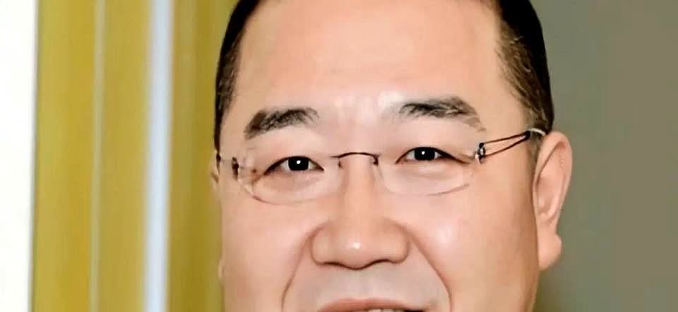 直播里英如镝质问王博谷给孩子买衣服要看吊牌价，话里话外嫌弃人家孩子穿的是普通牌子