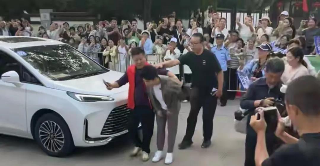 安保的粗疏有点吓人！这名红马甲，不但入了场，而且近了身，如果有恶意伤害，别说是