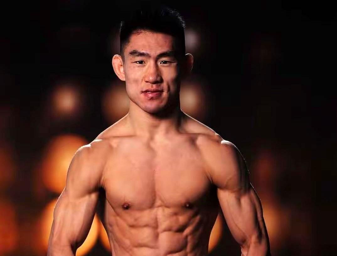 “功夫猴子”这眼神，是真要干大事了！赛前对视，赔率占优的“蜜糖”奥麦利反而有