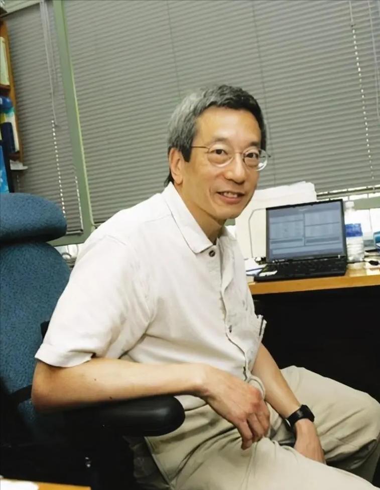 “我是美国人，不是中国人！”2008年，得知钱学森的侄子钱永健荣获诺贝尔