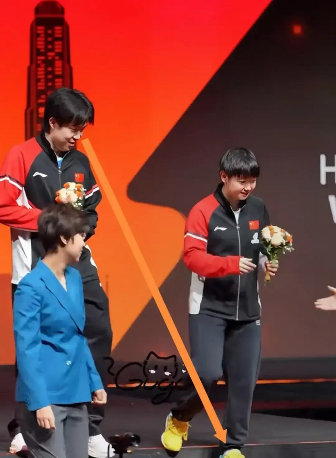 他拧开瓶盖，没喝。却把水先递给了旁边揉脚踝的她。镜头扫过的0.3秒，他迅