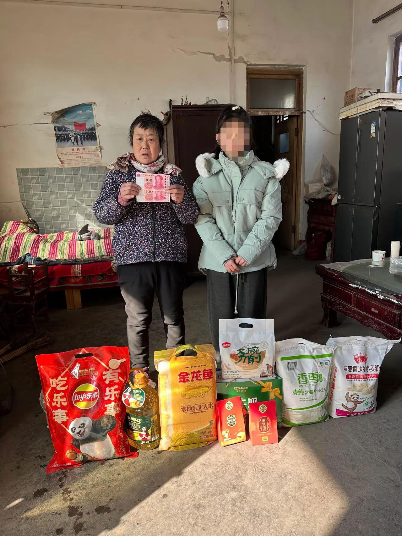 在春节来临之际，去看望了，生活条件相对来说还不是太好的家庭，给孩子们买的新衣服和