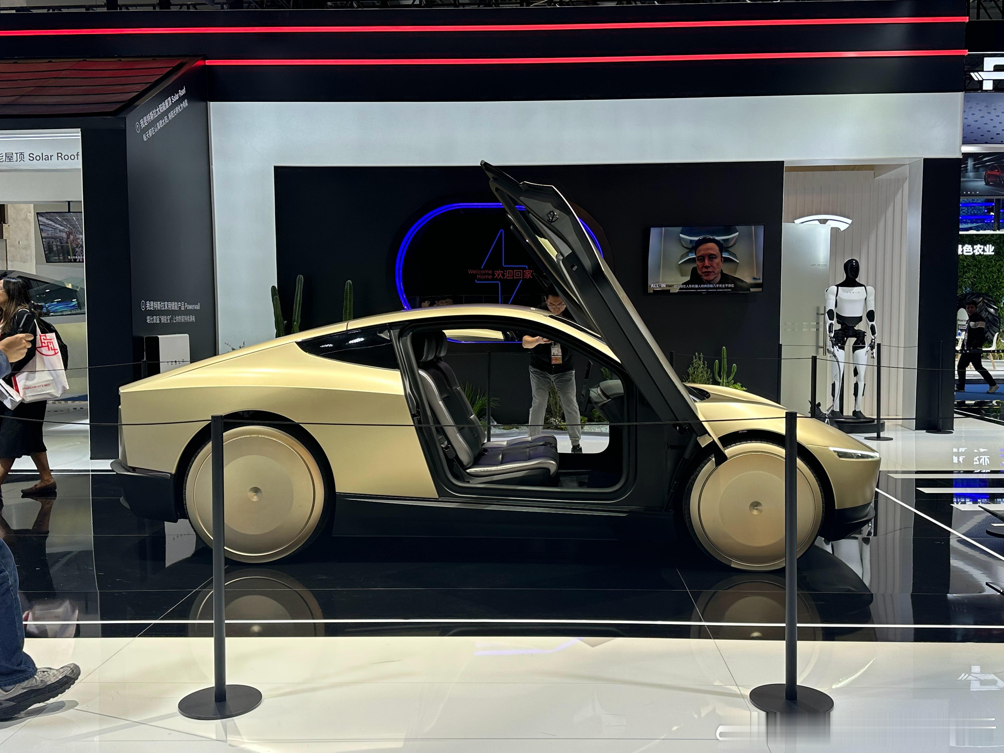 进来二号馆就看到了特斯拉CyberCab。这个设计摆在你眼前，还是很难相信这台明