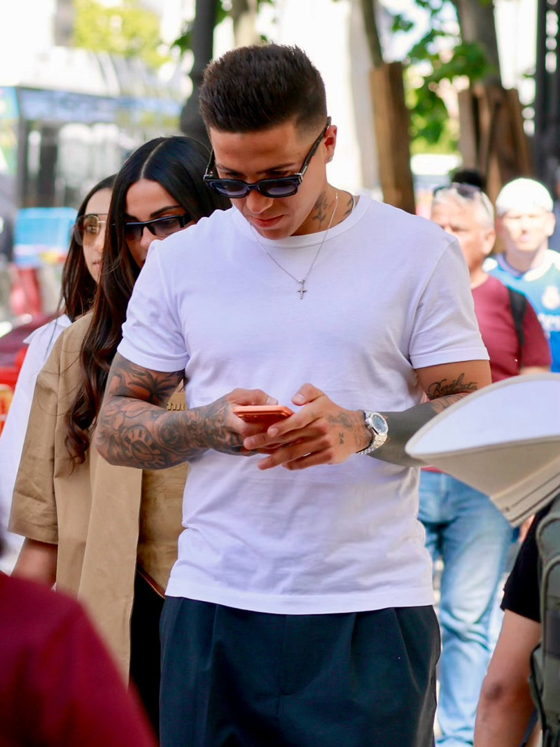 恩佐在马德里教练麦克法兰给球队放了几天假，恩佐与库库、克劳迪娅、若昂·佩德罗和卡