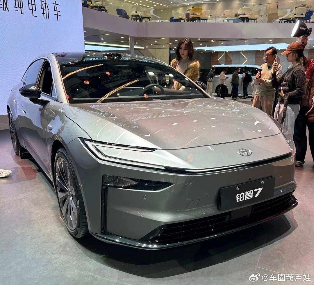 “以前说丰田不懂智能？这台铂智7直接掀桌了！”广汽丰田最近干了件狠事——全新纯电