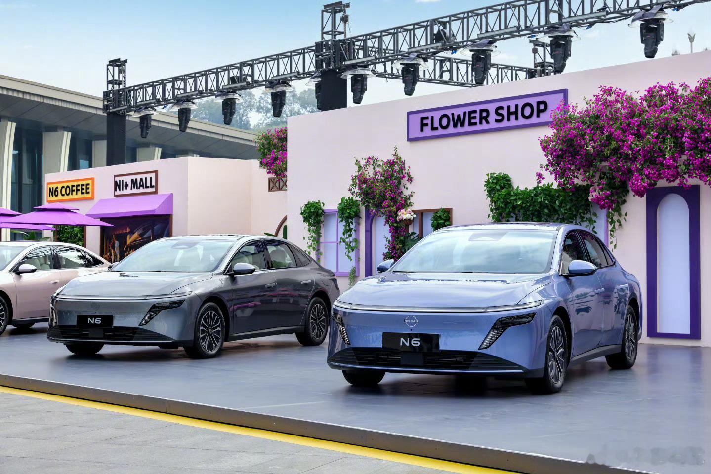 百万级后排大沙发东风日产也太会玩了，发布会现场摆几百张双人沙发，“沙发厂”这称号