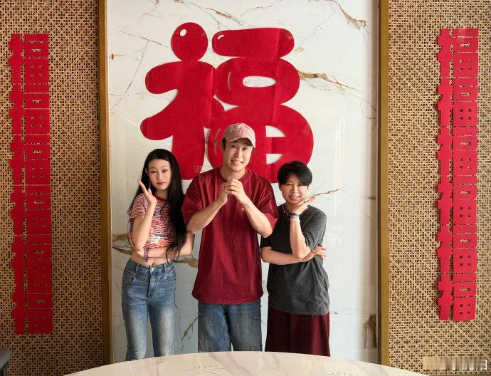 小沈阳祖孙三代共用一张脸小沈阳晒妈妈年轻时候照片母亲节高能晒照！小沈阳曝光妈妈