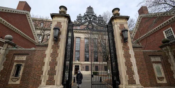 哈佛大学已经回应，指特朗普此举不合法。美国现任总统与全球第一名校的毫无体现可言的
