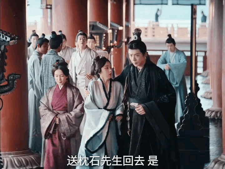 《折腰》听到沈石先生邀蛮蛮去云郡观摩崖石刻魏劭一把揽过蛮蛮的肩膀，分不清方向的带
