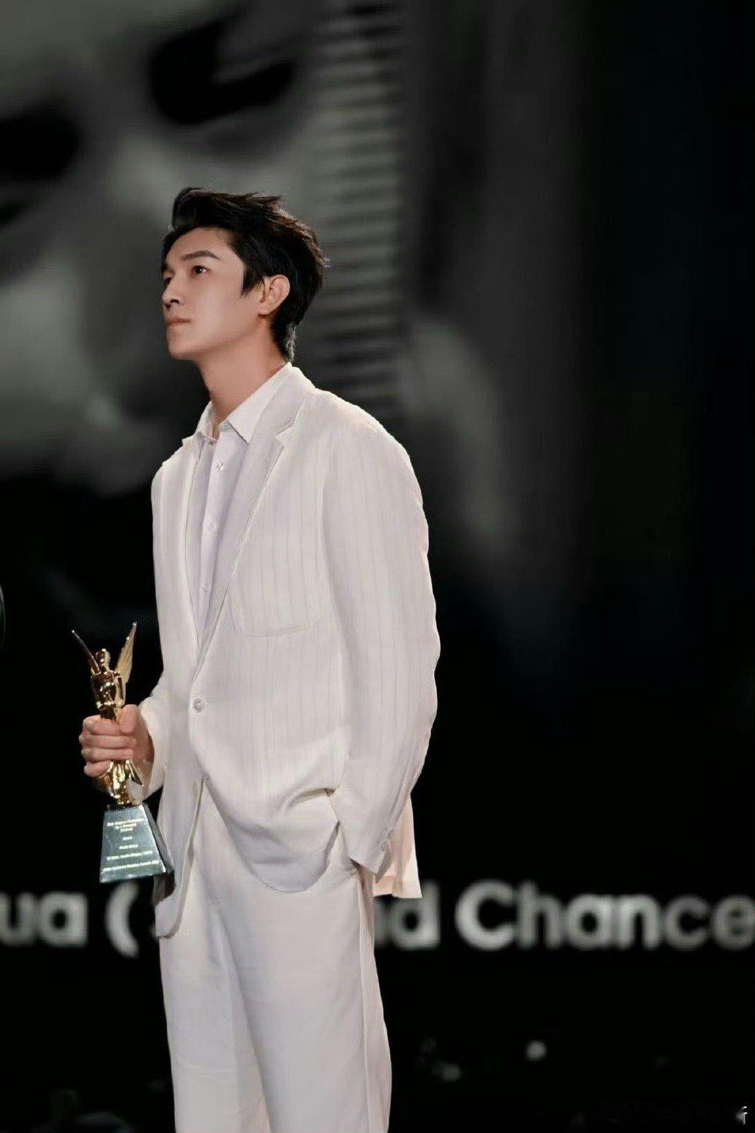 杨旭文领奖国外领完国内领这获奖效率我服了！杨旭文真是忙并快乐着，国外领完AAC