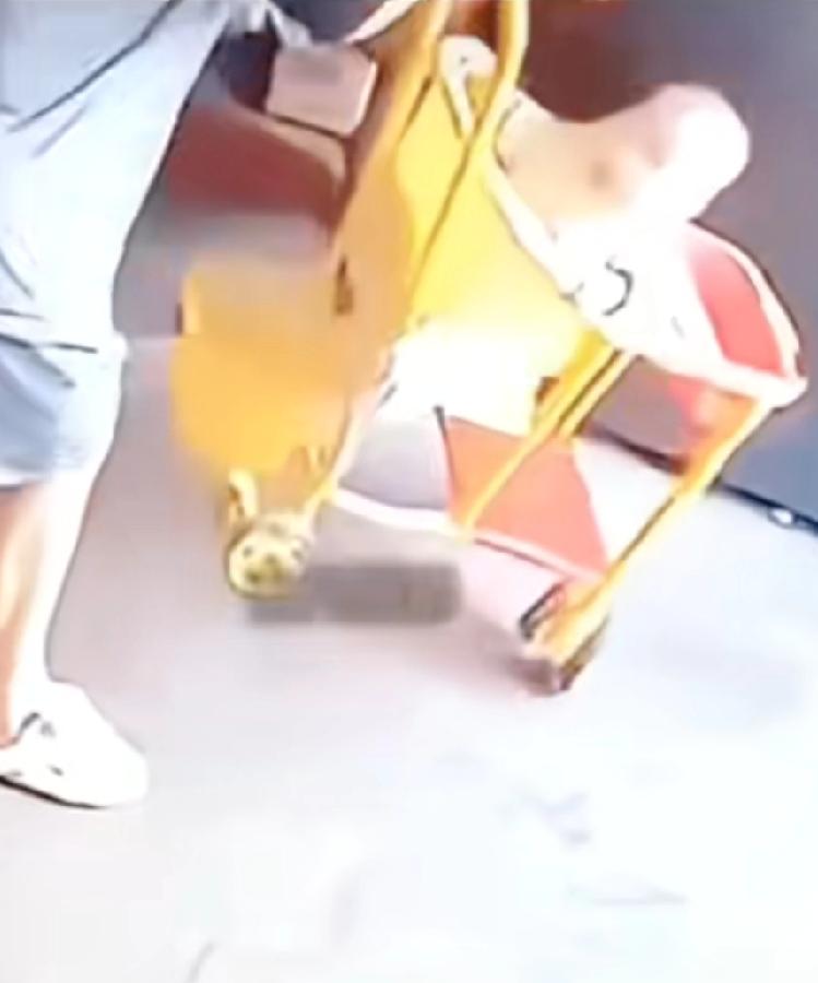 这么大都不懂事，还指望那么小的懂事，年轻妈妈发癫把孩子摔在地上，孩子受伤了怎么办