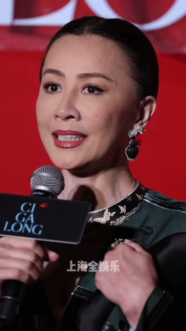 59岁刘嘉玲怼脸皮肤状态59岁刘嘉玲的怼脸皮肤状态堪称典范！光滑紧致，神采飞扬