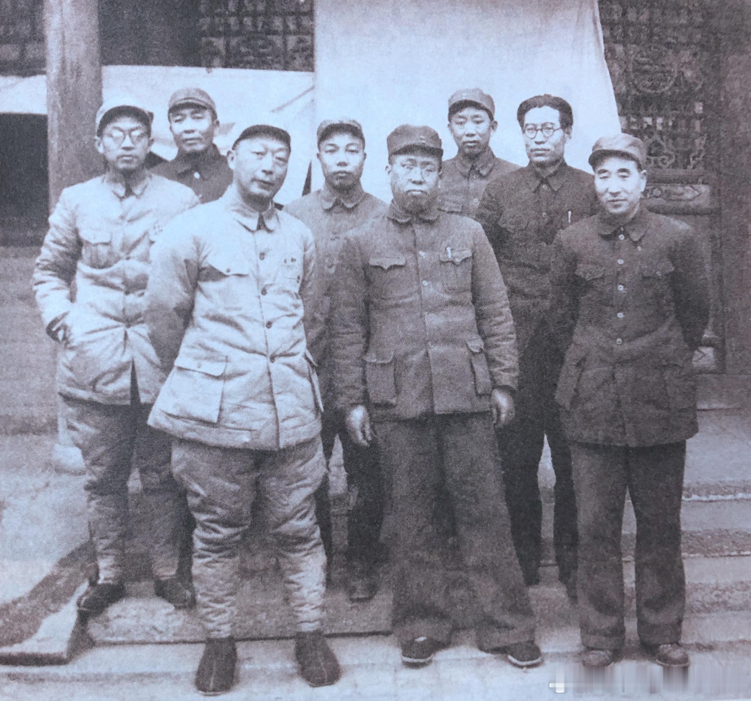 1948年12月平津战役前线指挥部人员合影，左起黄克诚、谭政、聂荣臻、萧华、罗荣