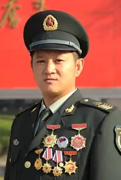 1986年，18岁的山东莱西小伙参军入伍，原本是冲着装甲车去的，结果因为是初中文