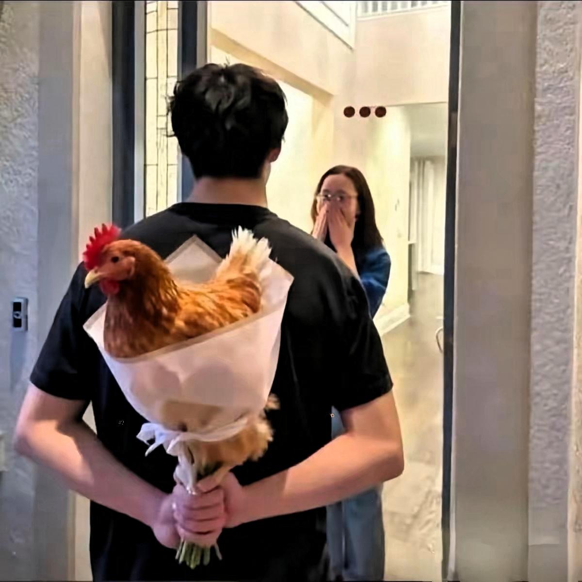 老公终于露面了神神秘秘的靠近我闭上眼睛我心跳加快脑子无数个画面下一秒他