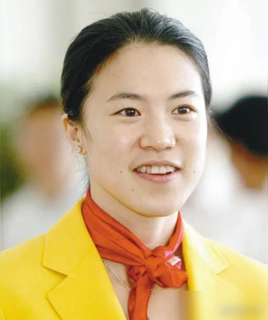 主持人问马龙:“在国乒队里，你最怕的人是谁？是不是刘国梁？”马龙摇摇头:“不是，