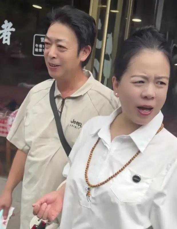许敏如今过得好精致哦，出门戴项链，戴耳钉，还涂红唇，杜新枝的近期则是白发明显，唇