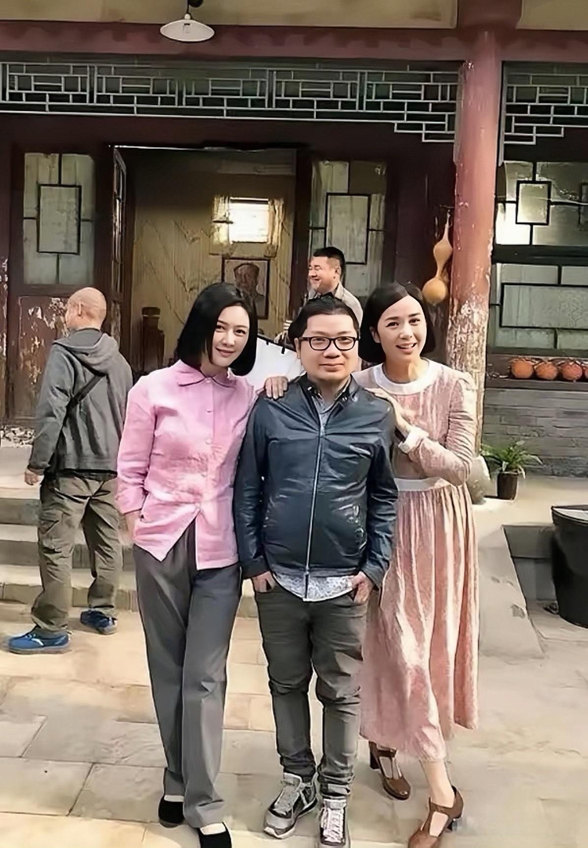 2017年，程青松探班电视剧《正阳门下小女人》剧组，与蒋雯丽、田海蓉合影。蒋