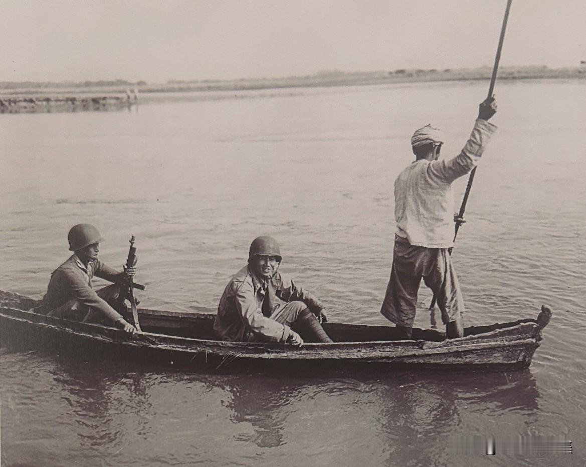 1945年1月17日，缅甸南坎，中国驻印军新1军军长孙立人将军与警卫员乘坐当地人