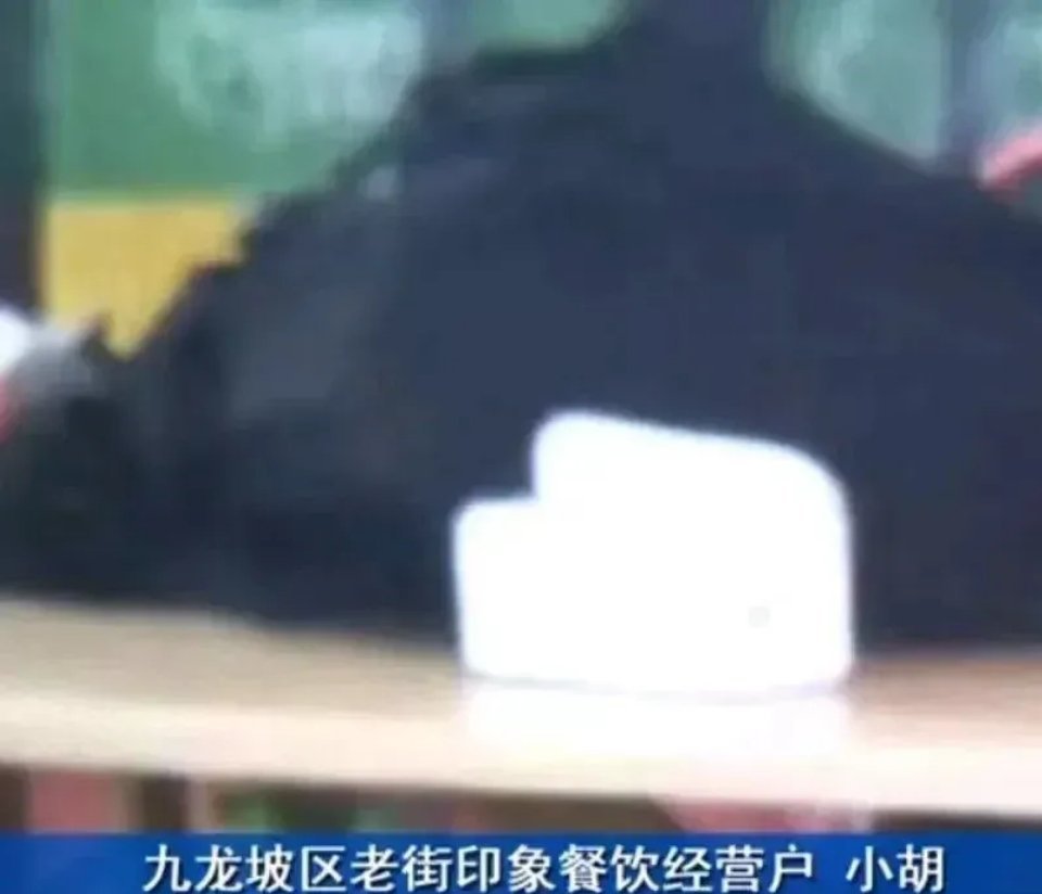 重庆。胡先生的这家餐馆开业第二天，接待了一桌年轻客人，进门就要求把菜单上的菜都上