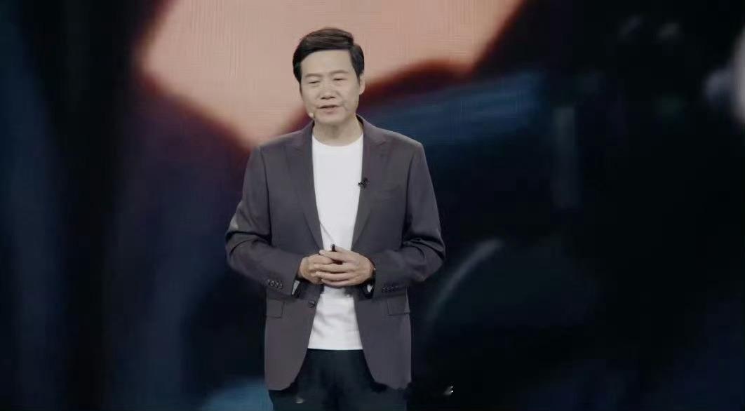 雷军年度演讲提到造车时，给理想点了个赞！他表示“不少车厂摸着理想过河”，这话挺有