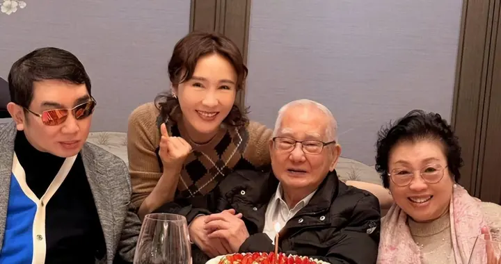 黎姿为父庆88岁大寿：跛脚富豪丈夫与残疾家庭的坚韧人生